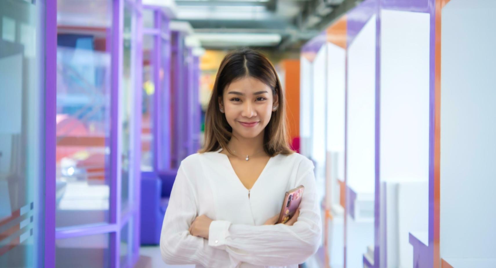 Espacio de trabajo con materiales de redacción SEO